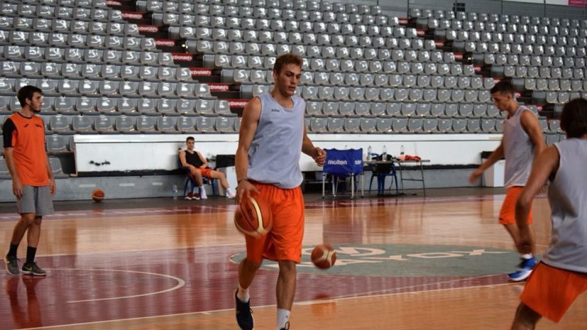 Fernando Sierra ha tornat als entrenaments i estarà llest per al debut de divendres.