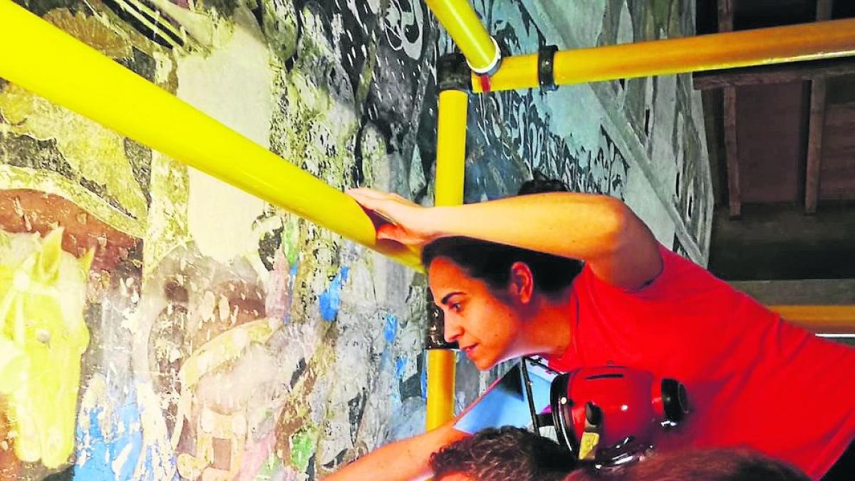 Artoni, Herrero y Raich durante el análisis del mural de Pisanello.