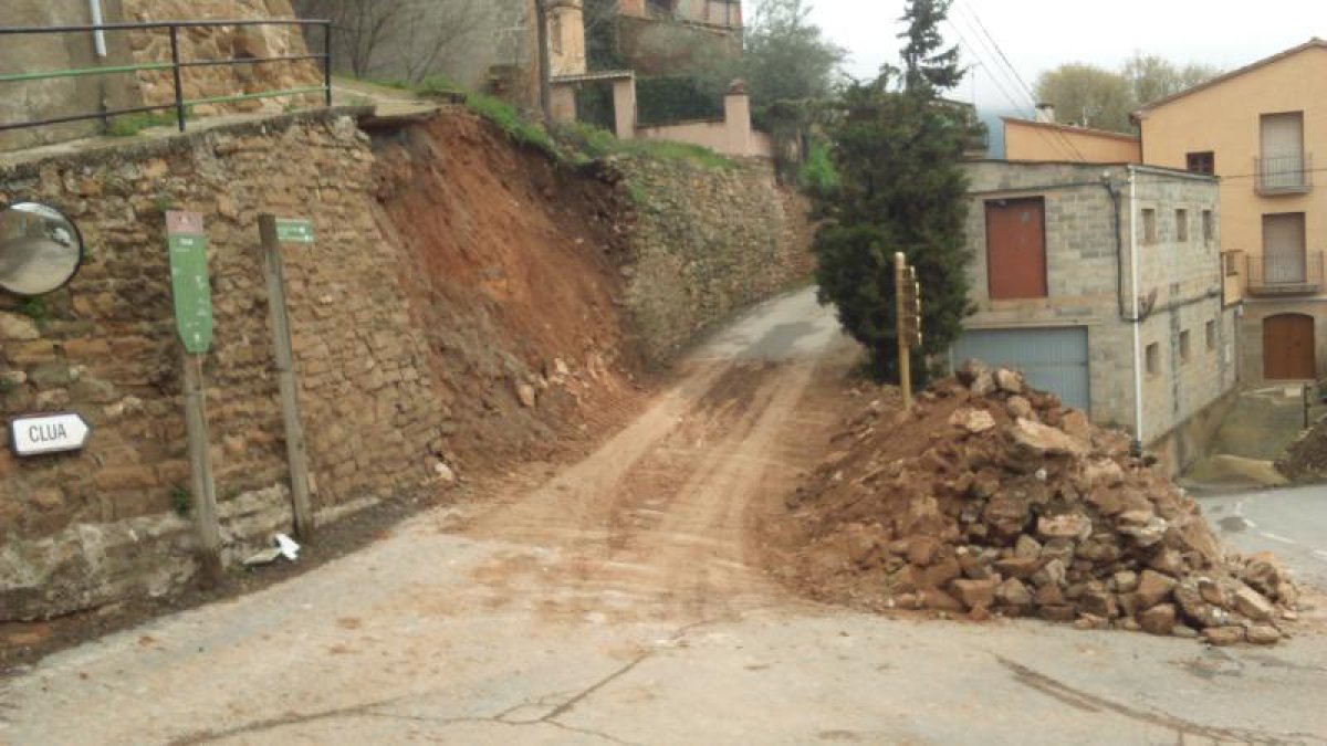 Part del mur que es va desprendre per la pluja.