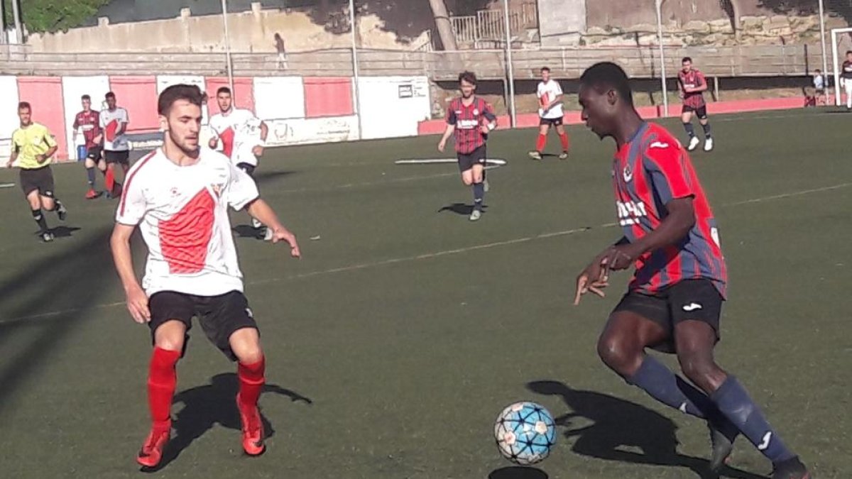 Un jugador del Tàrrega controla el balón ante otro del Rubí, ayer durante el partido.