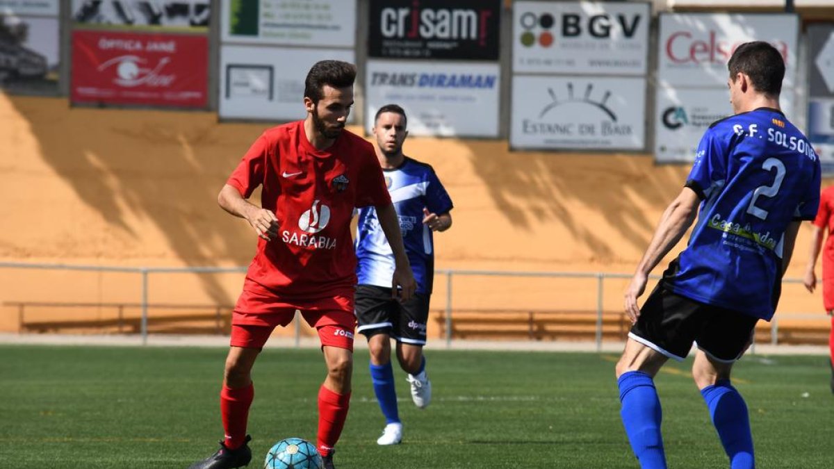 Un jugador del Alpicat controla el balón ante la oposición de un futbolista del Solsona, en una acción del partido de ayer.