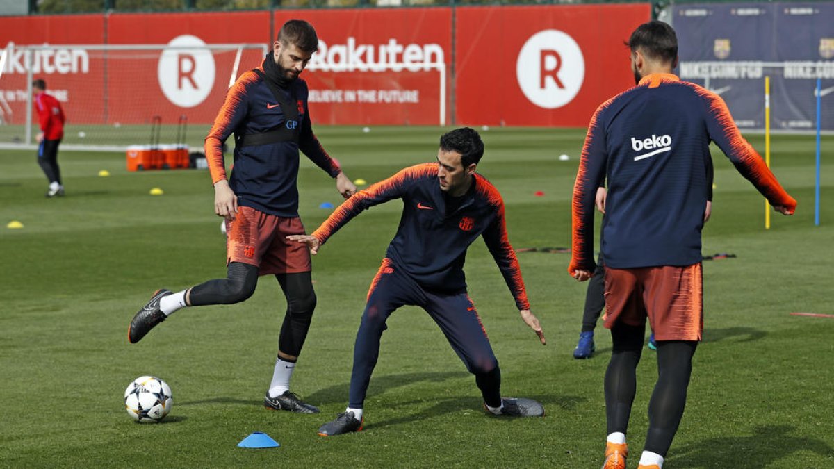 Sergio Busquets se entrenó ayer con el grupo en la sesión del FC Barcelona.
