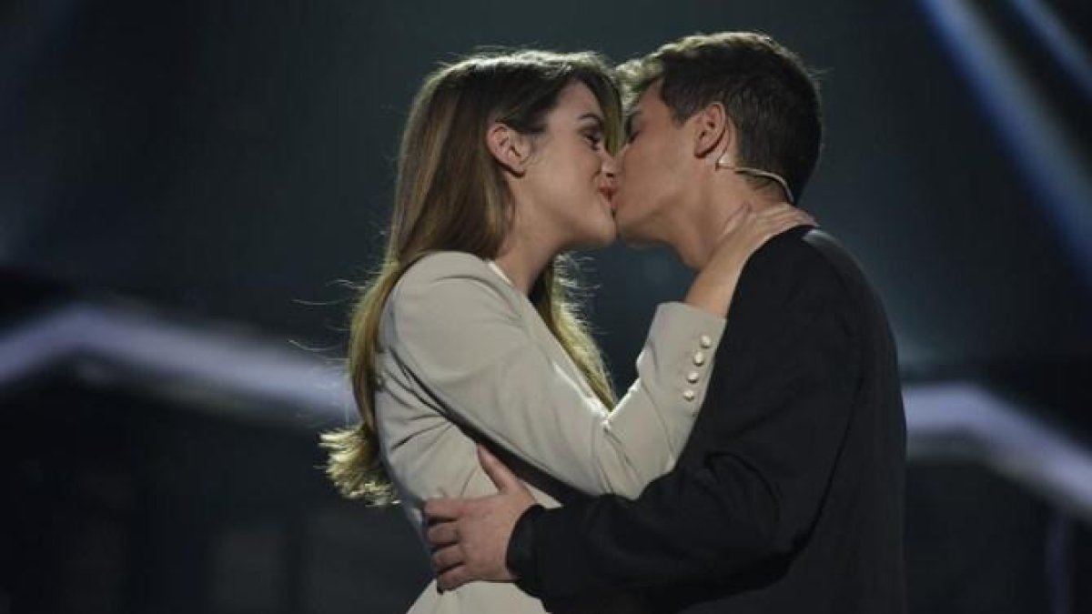 Alfred i Amaia, encaramel·lats.