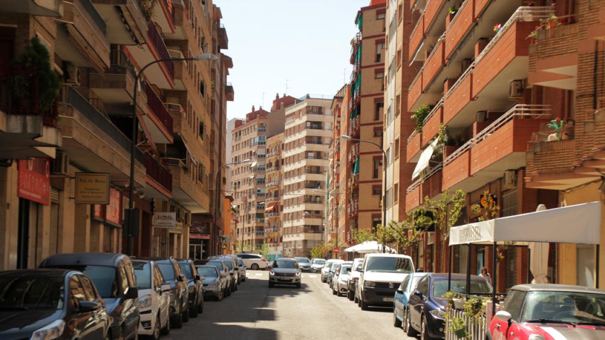 El tram de Nadal Meroles en què proposen doble sentit, eliminant una fila d’aparcament.