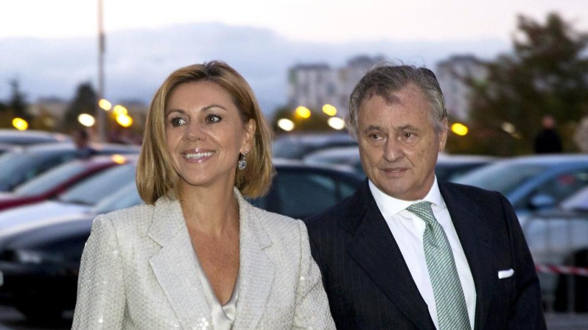 Imatge d’arxiu de l’exsecretària del PP María Dolores de Cospedal amb el seu marit, Ignacio López del Hierro.