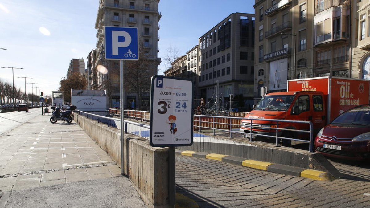 Imagen de la entrada del parking de Blondel, que este año mantiene la misma tarifa que en 2017.