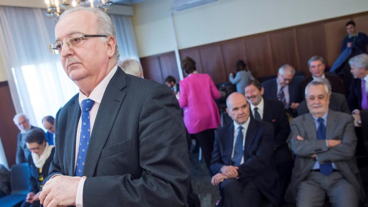 Fernández (i), con Chaves (c) y Griñán (d), ayer, en el juicio.