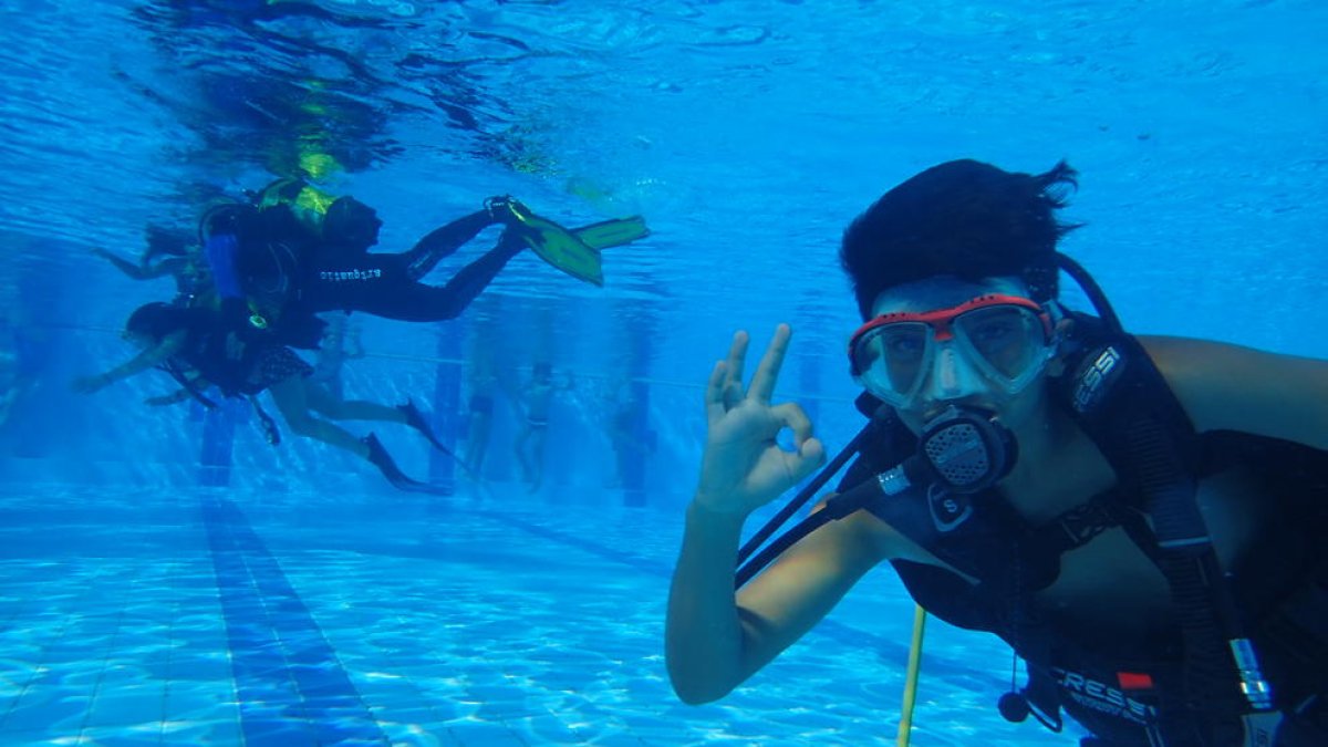 Alguns dels nens que van bussejar ahir a les piscines de Pardinyes.