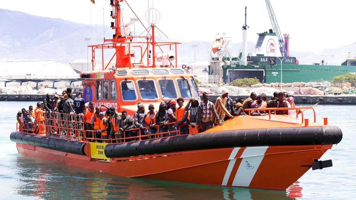 Rescaten 177 persones quan creuaven l’Estret en pastera