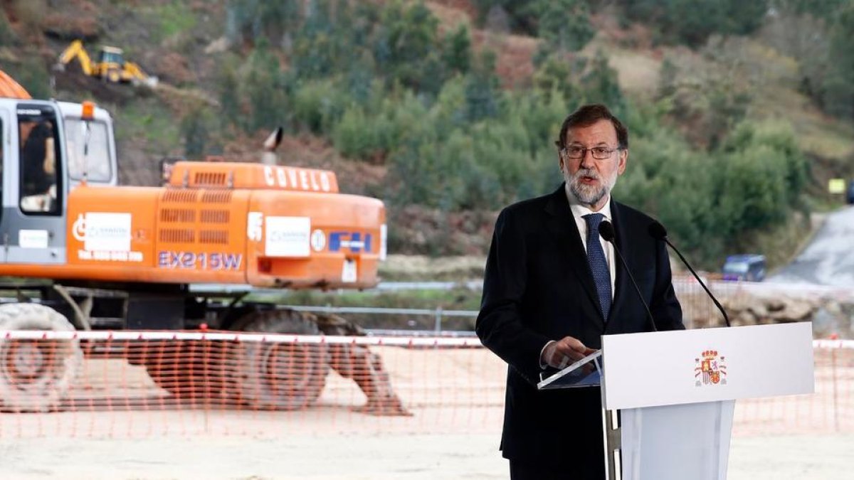 Mariano Rajoy, que ayer inauguró obras en Galicia, está negociando los Presupuestos.