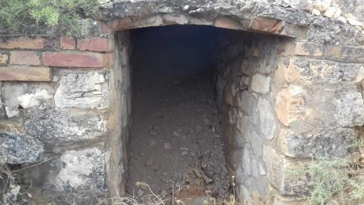 Entrada al polvorín de Fraga antes de ser acondicionado.