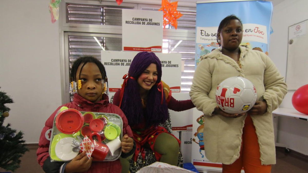 La Vermelleta de Creu Roja repartió juguetes entre mil niños de la ciudad de Lleida ayer.