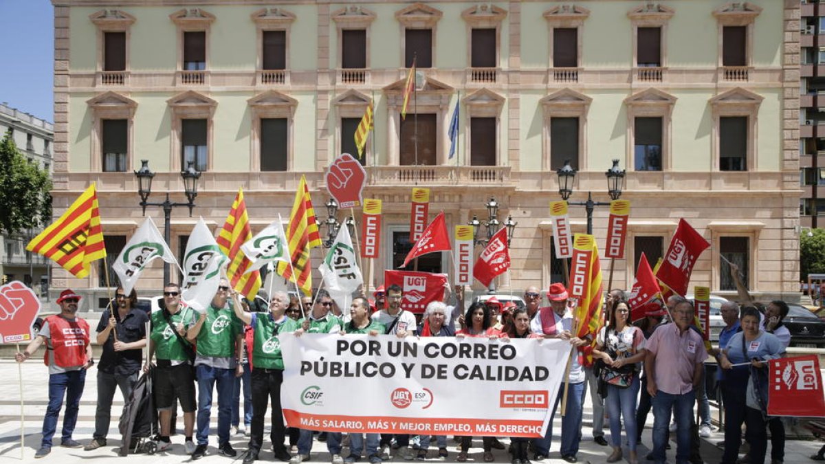 Una situación alertada por los sindicatos  -  La falta de personal en las oficinas provinciales, sobre todo en Lleida, es un problema para el que los sindicatos de Correos llevan años pidiendo una solución. El pasado mes de junio se manifestaron ...