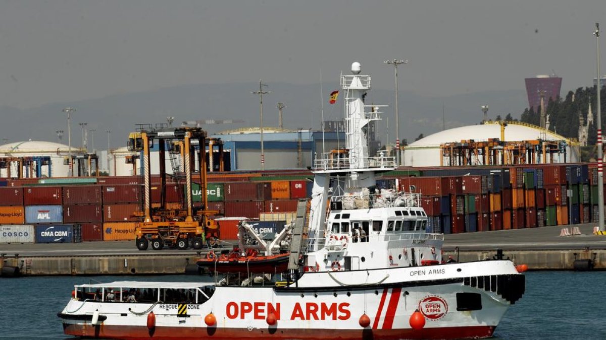Arriba al port de Barcelona l'Open Arms amb 60 immigrants a bord