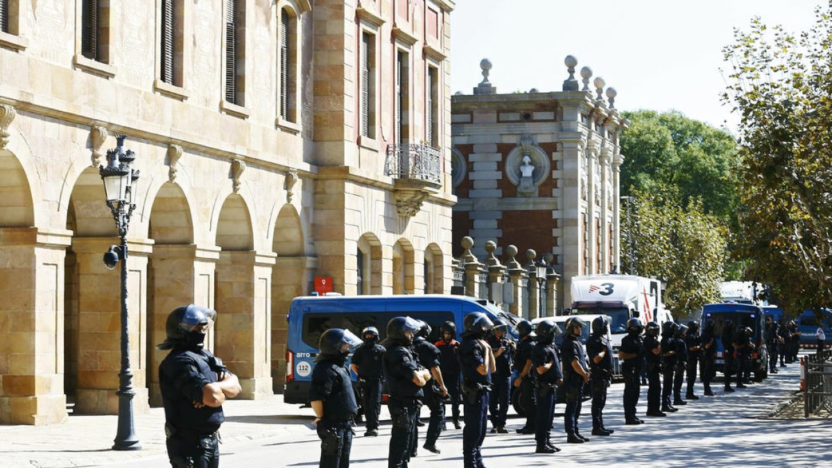 Interior es compromet a convocar 1.500 places de Mossos d'Esquadra