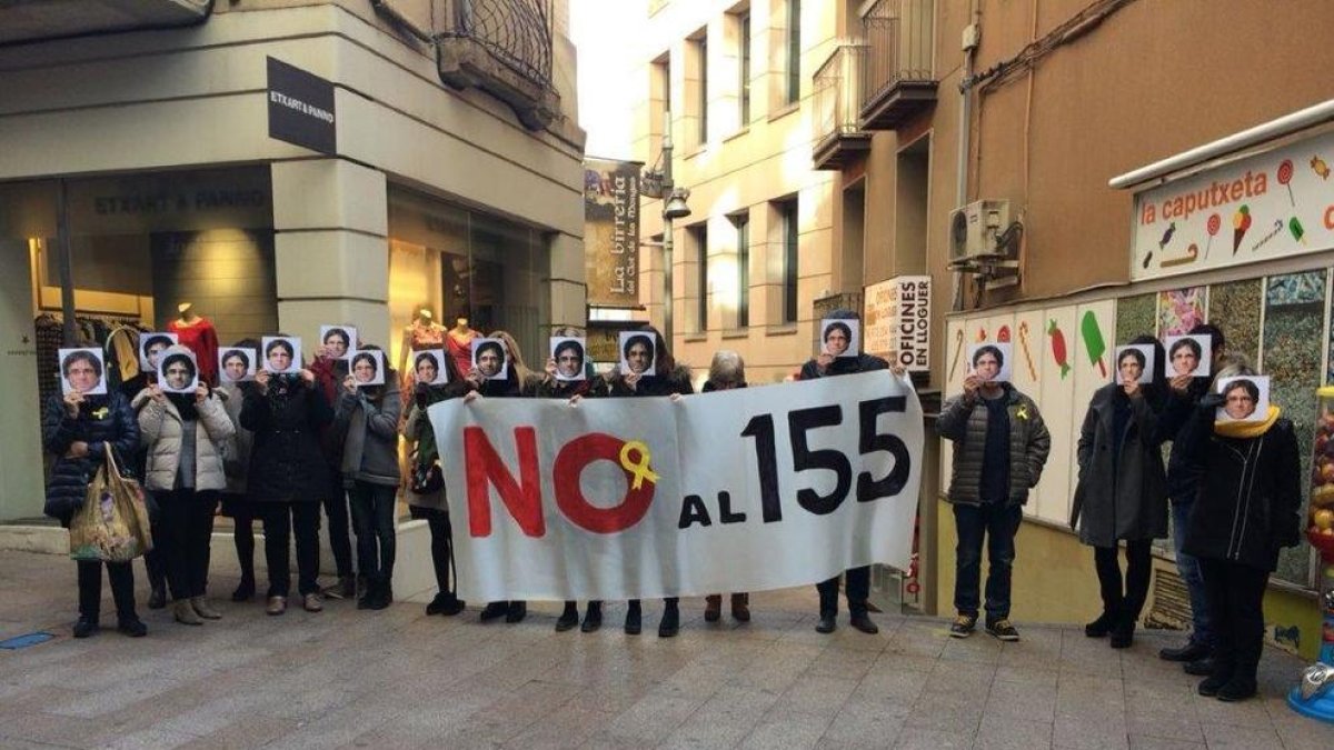 Funcionaris de la Generalitat protesten amb caretes de Puigdemont
