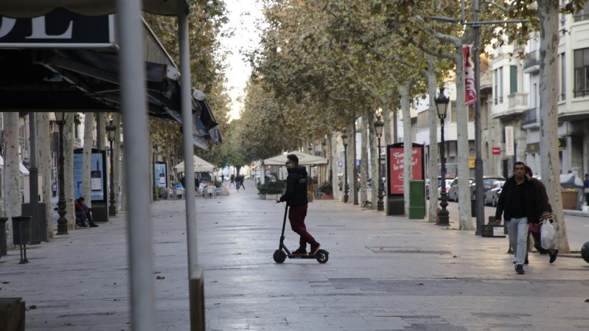 Un usuari de patinet elèctric, ahir a Lleida