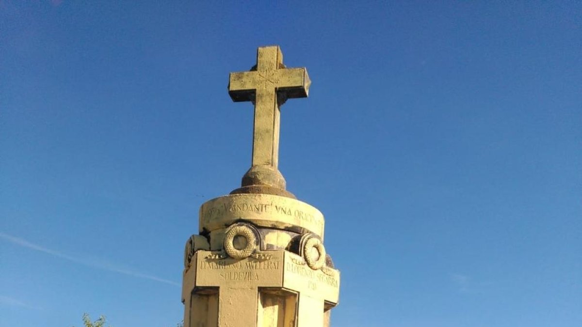 La cruz pintada de amarillo.