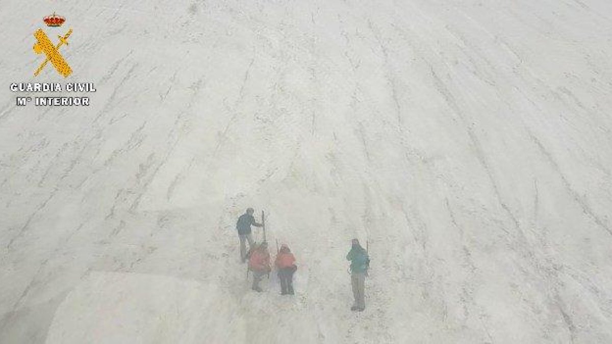 A la izquierda, rescate de dos excursionistas en el Aneto. A la derecha, actuación ayer en el Tuc de Molières, en Aran.