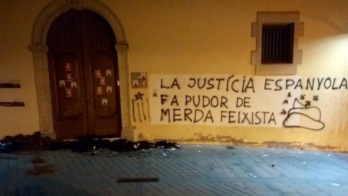Los CDR esparcen estiércol en la puerta del juzgado de Cervera