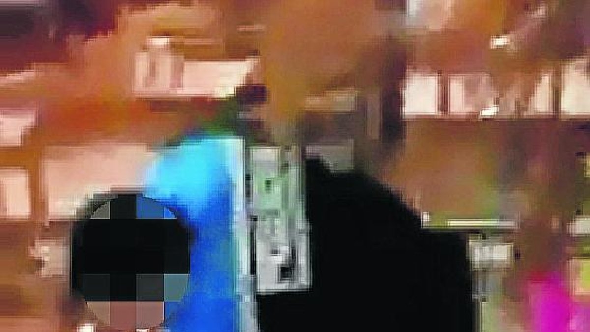 Fragmentos del vídeo en el que se ve a un urbano agrediendo al joven el pasado miércoles.