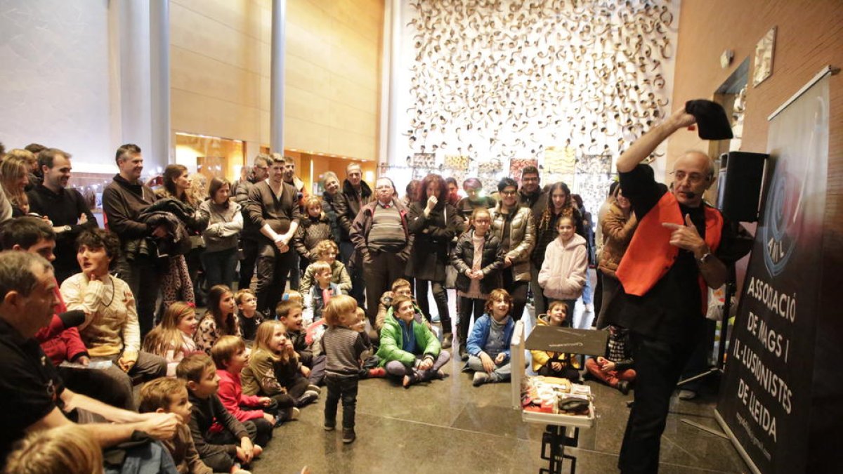 El mago Centenarius asombró a pequeños y mayores con sus trucos imposibles.