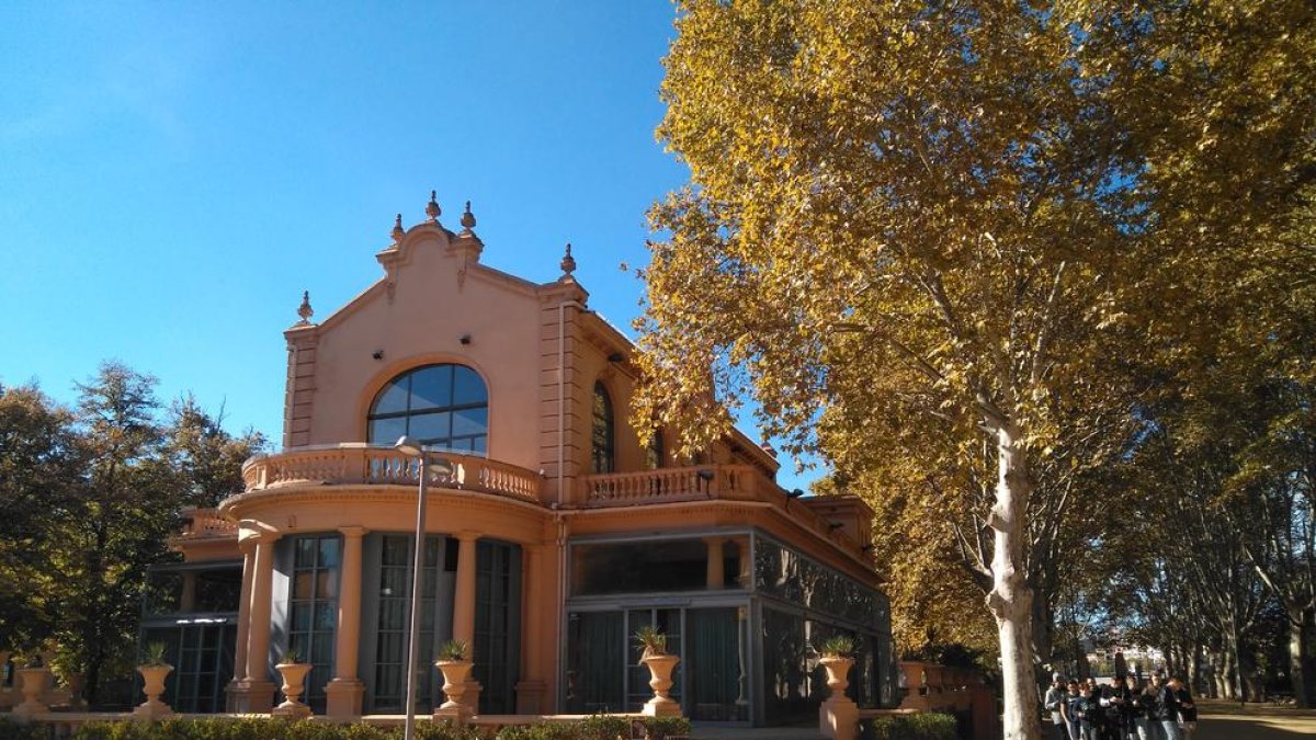 El chalet modernista de los Camps Elisis lleva cerrado desde noviembre de 2016.