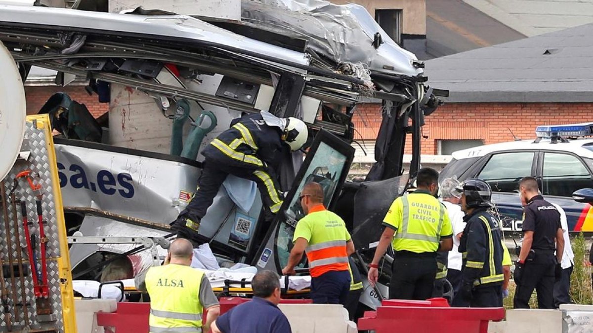 Al menos cuatro fallecidos al chocar un autobús con un pilar en Avilès