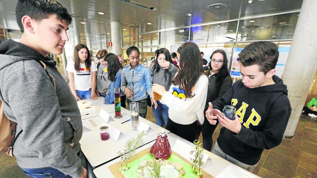 Durante la jornada de ayer, los alumnos de Secundaria hicieron varios talleres científicos.