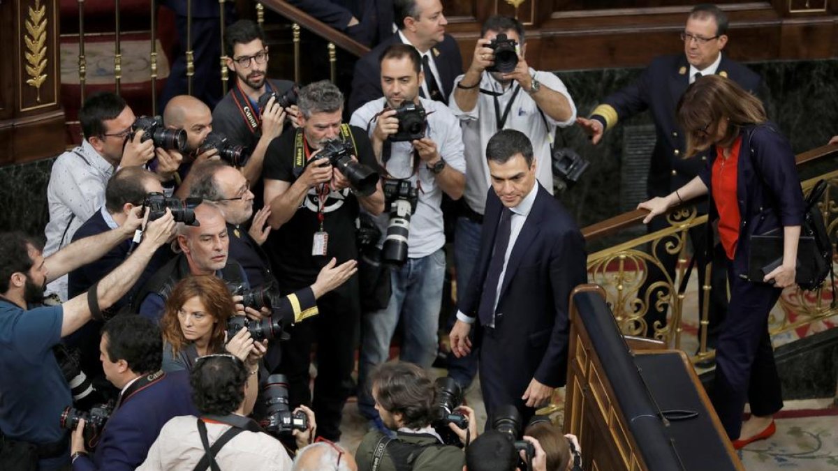 Sánchez, rodeado de fotógrafos tras ganar la moción de censura.