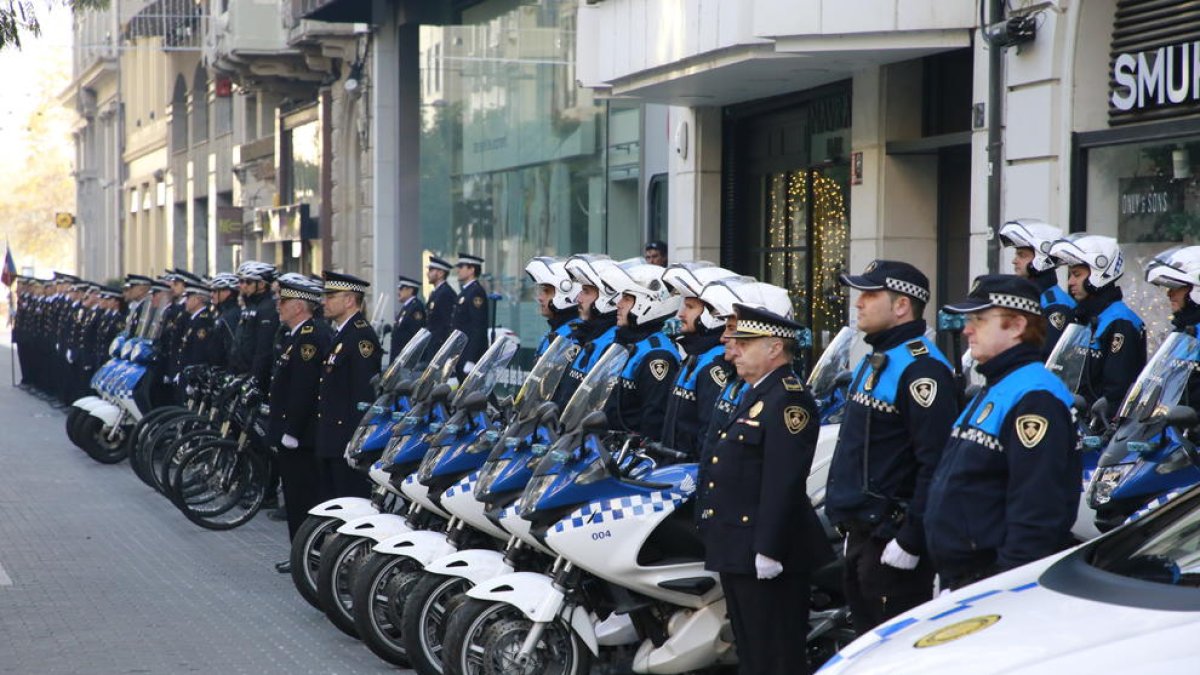 Agentes de la Guardia Urbana en formación el día de su patrona, Santa Cecília.