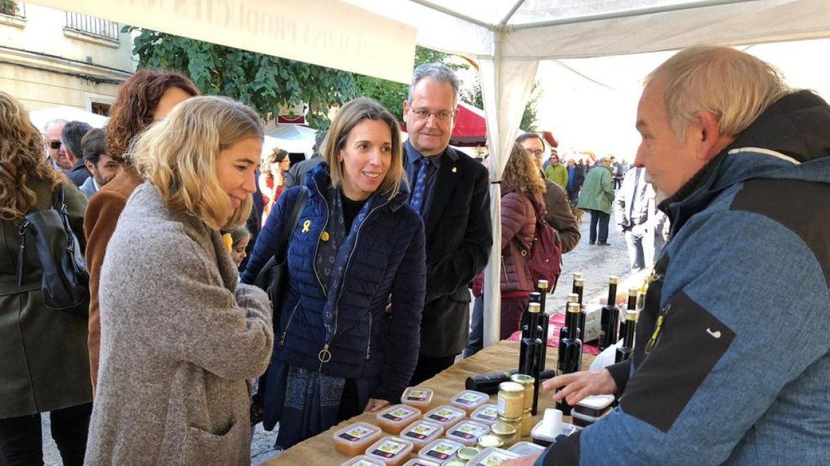 La consellera Chacón y el alcalde de Tremp, Joan Ubach, en una de las paradas de la Fira del Codony.