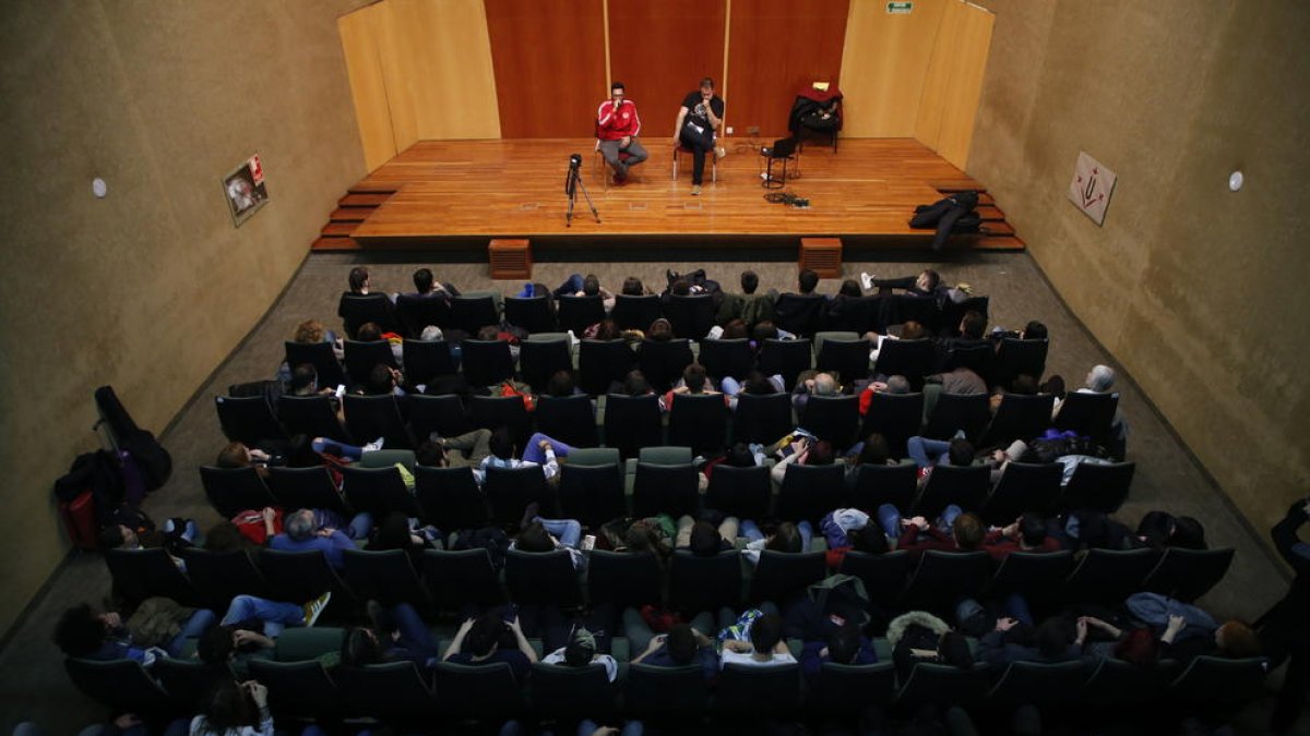 Sala llena - Los raperos Pablo Hasél y Valtonyc hicieron una charla ayer en una sala de actos de la UdL llena. De hecho, hubo que hacerse allí porque no cabían en la que estaba previsto hacerla. Ambos afirmaron que “no es una condena contra ...