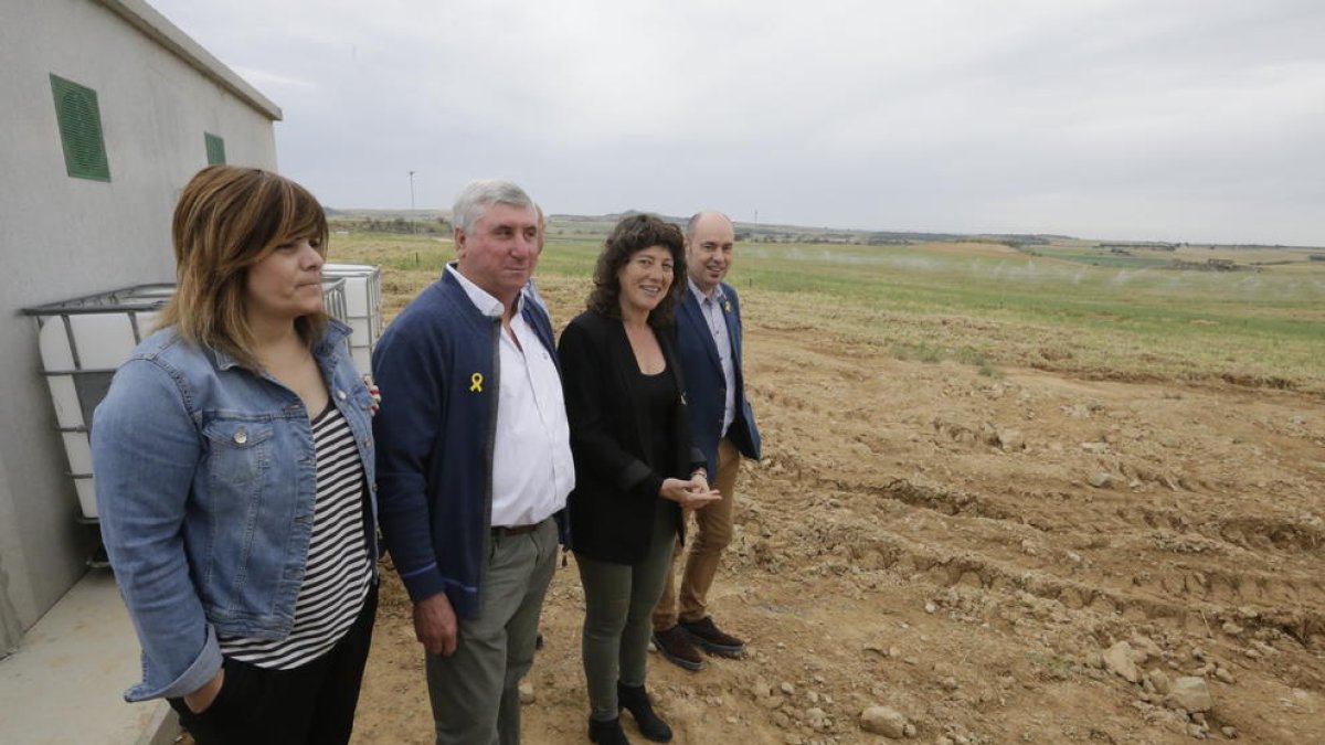 Teresa Jordà, entre el presidente de los regantes del Algerri-Balaguer, Carlos Gra, y  alcalde de Balaguer, Jordi Ignasi Vidal.