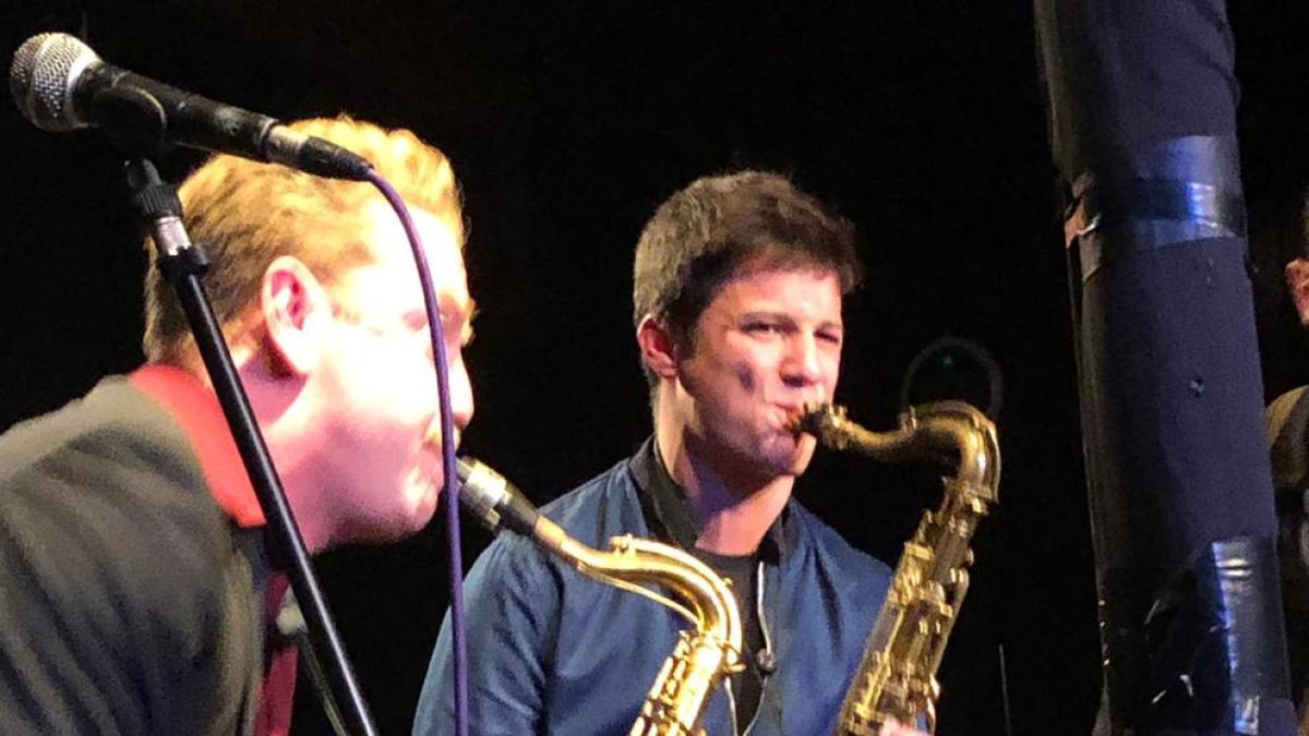 Carles Castells, de 15 años, junto a Dani Nel·lo en el Cafè del Teatre.