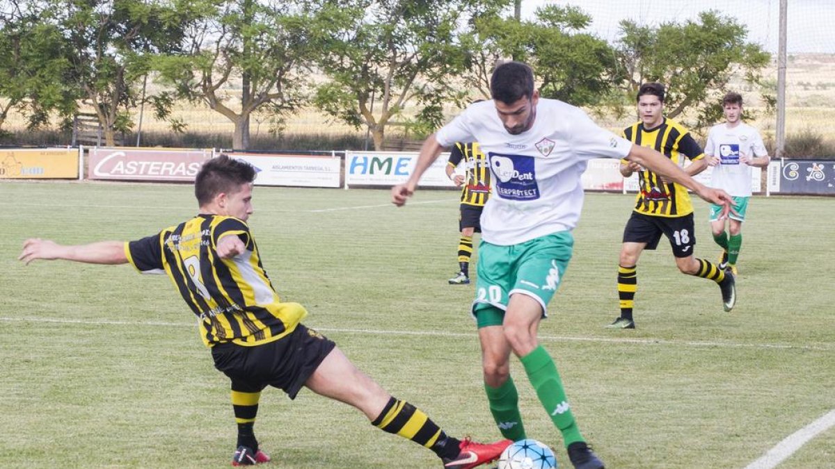 Un jugador del Balàfia intenta escapolir-se d’un defensor de l’Angulària en una acció del partit disputat ahir.