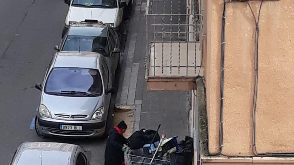Uno de los okupas abandona el edificio con sus pertenencias.