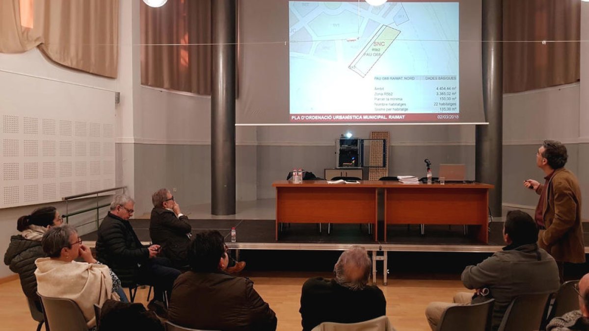 Presentación ayer del POUM al ayuntamiento pedáneo de Raimat.