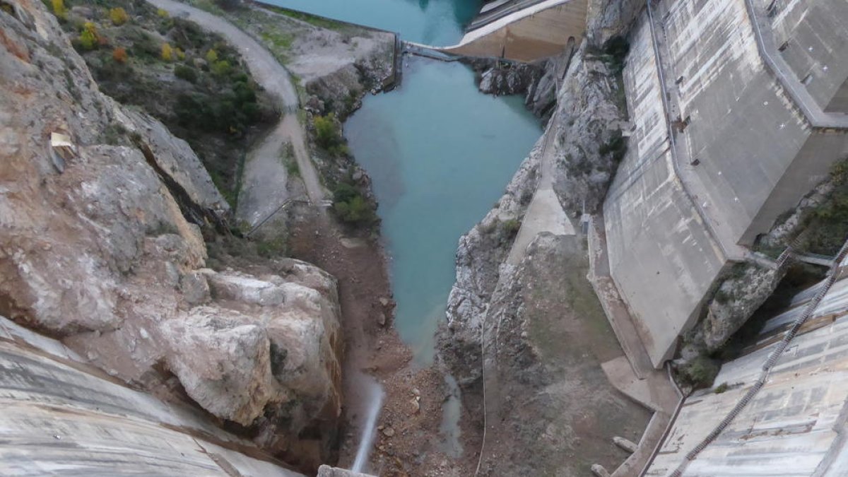 Imagen tomada desde la cota de coronación de las rocas caídas en la base de la presa.