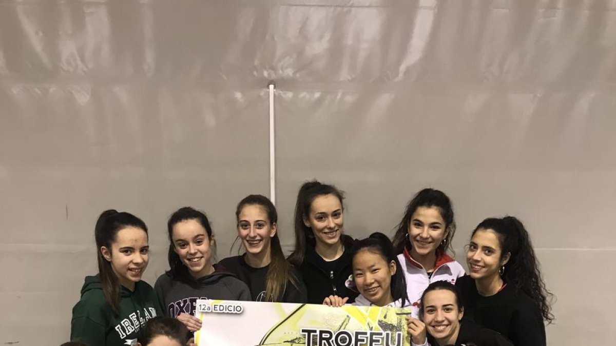 El trofeu es va presentar ahir amb la presència de diverses gimnastes del club balaguerí.