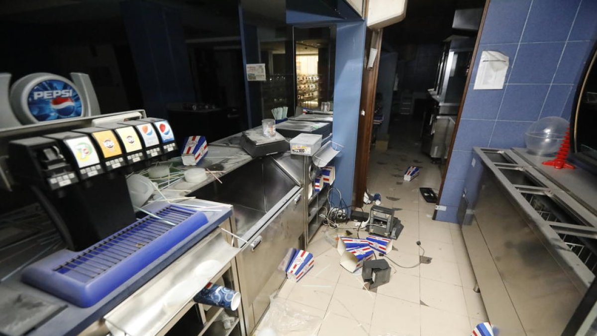 Un agente de la Guardia Urbana, el lunes por la noche inspeccionando las instalaciones.