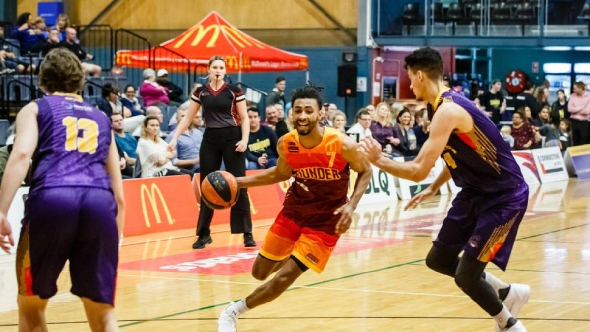 Obi Kyei, nuevo fichaje del Força Lleida, conduce el balón durante un partido con los Thunder.