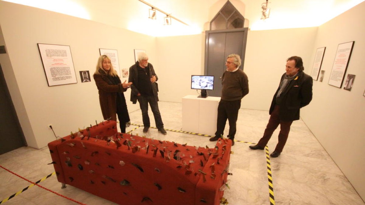 Inauguració ahir de l’exposició ‘FracassArt’ a la sala de la delegació de Cultura de Lleida.
