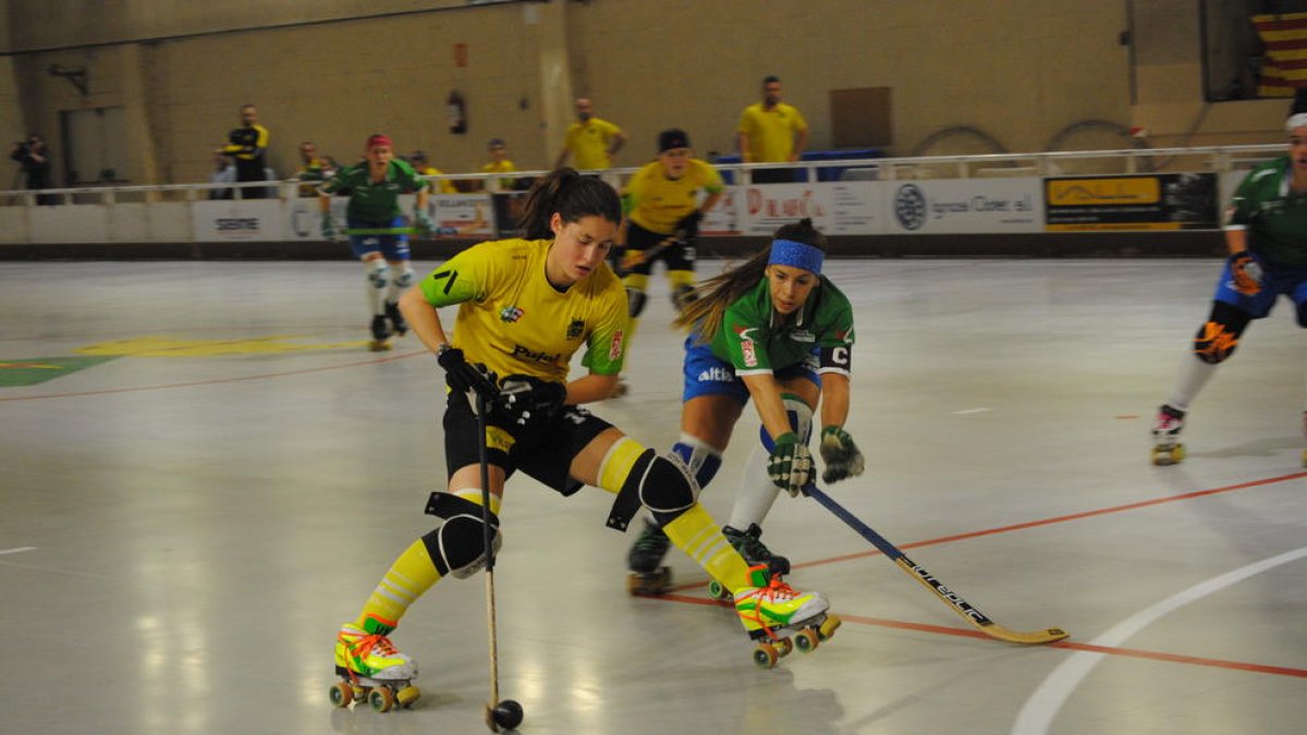 Victòria Porta, autora del tercer gol del Vila-sana, amb una rival.