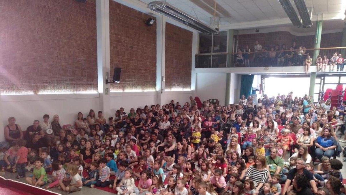 Una de les sales, plena de gom a gom per gaudir de l’actuació del grup Xip Xap.