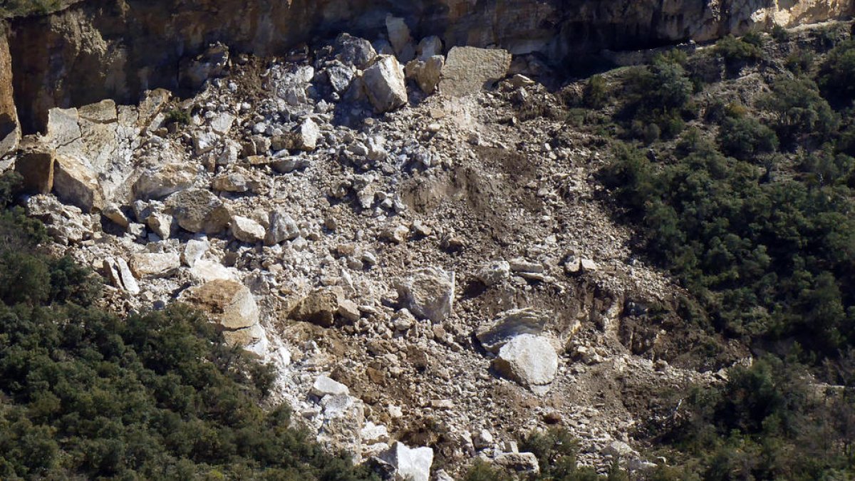 Imagen del desprendimiento de rocas sobre la LV-9124 en Castell de Mur.
