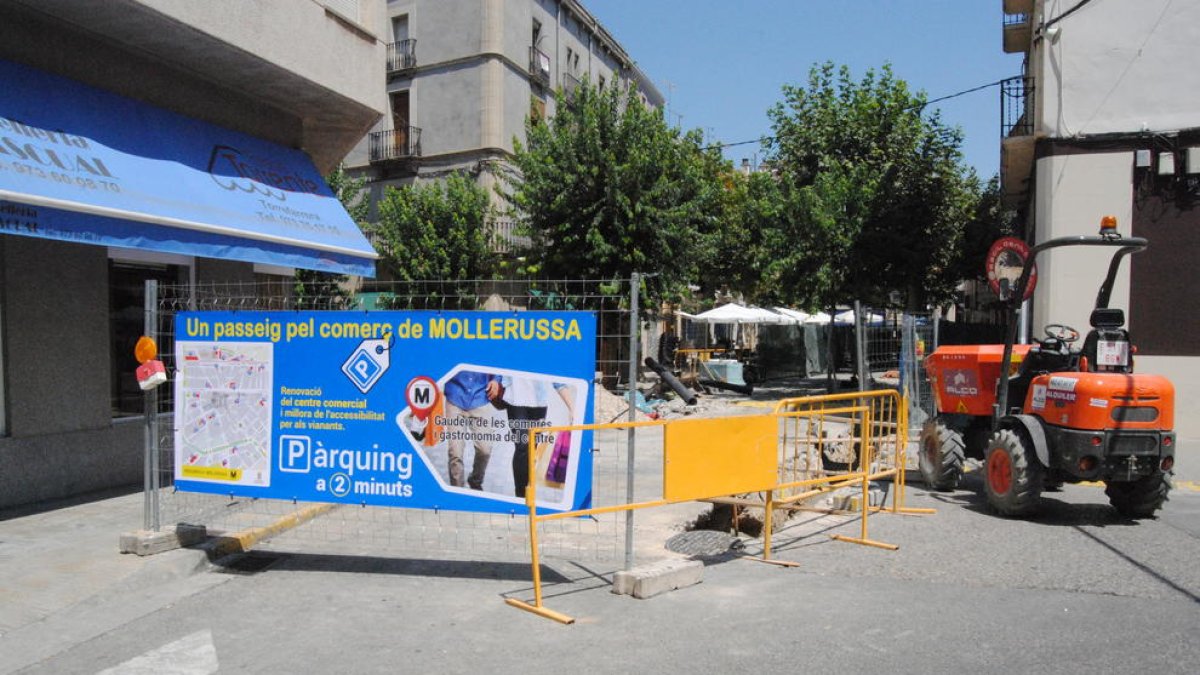 Una de las pancartas para promocionar el comercio que se ha instalado en la calle Ferran Puig.
