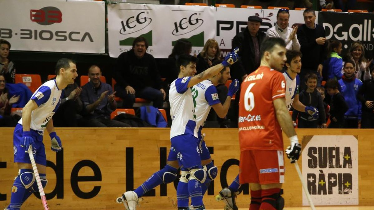 Jugadores del Llista celebran uno de sus goles ante el Girona.