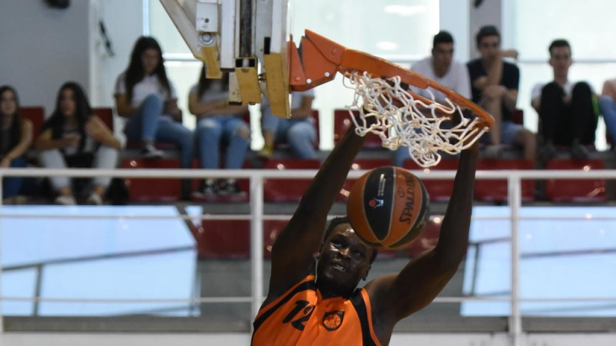 El Barça le hizo un reconocimiento antes de jugar ante Fenerbahçe.