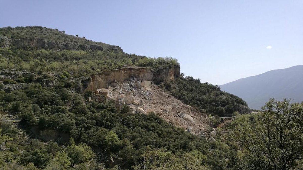 Imagen de ayer del tramo de montaña que cayó el lunes 16 sobre la carretera y sepultó a dos personas.